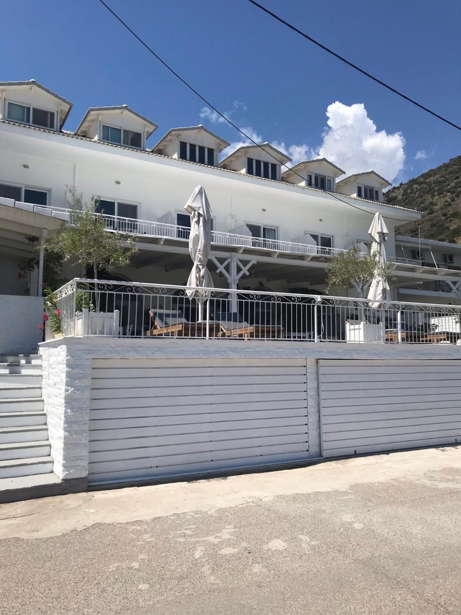 Paradisos Agioi Pandes Exterior photo